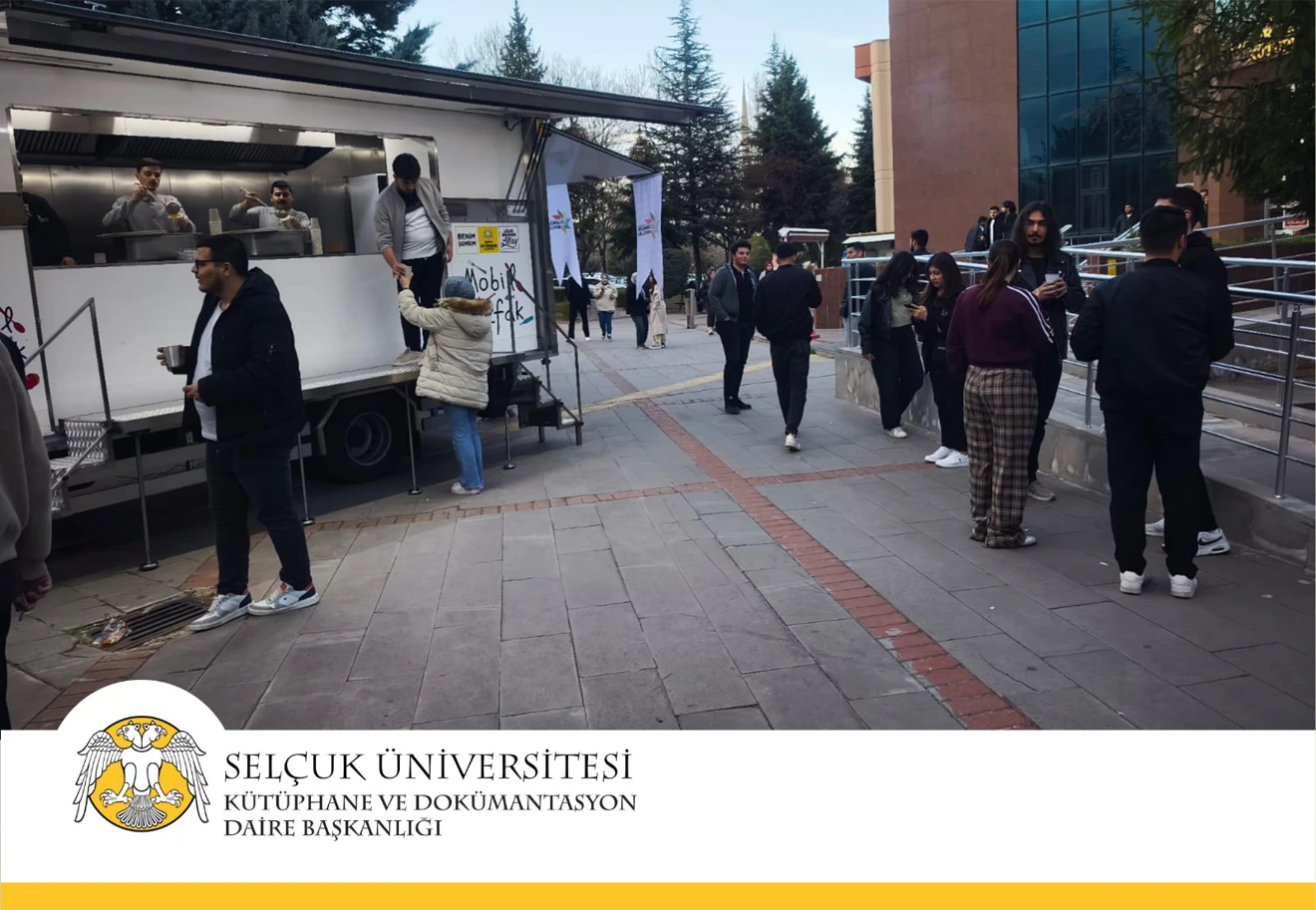 Konya Büyükşehir Belediyesi Gençlik Meclisi tarafından vize döneminde ders çalışan öğrencilerimize çorba ikramı yapıldı.